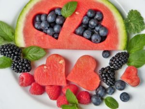 Verschiedene frische Früchte als Auswahl zum späteren Trocknen